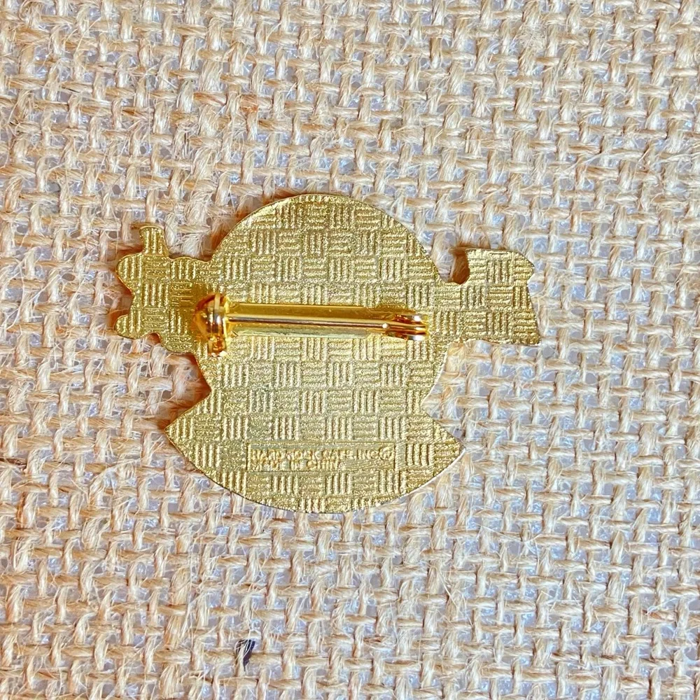 Hard Rock Cafe London England UK collectible pin goldtone metal in black yellow